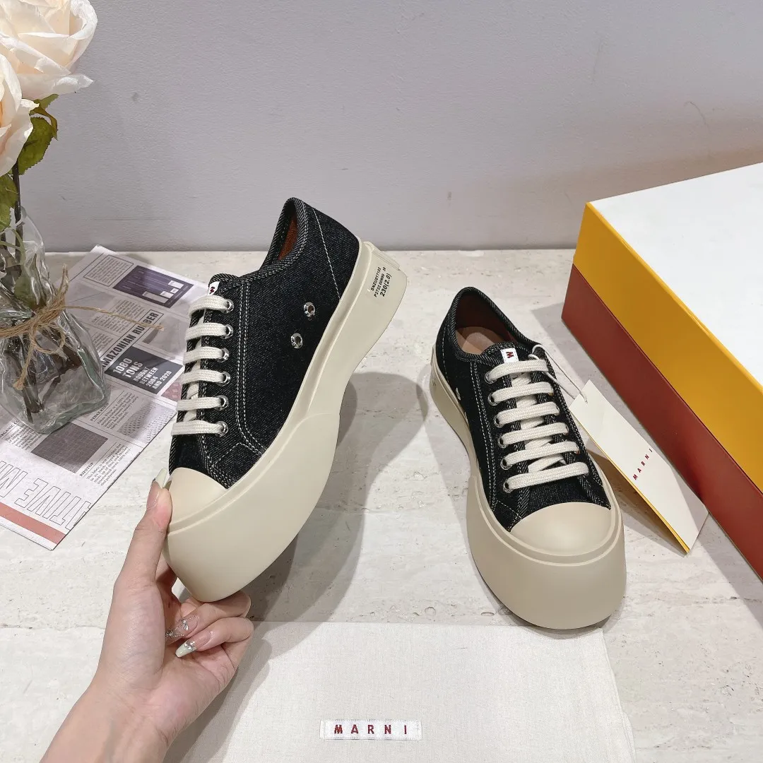 👟👟Ex-factory price 480👟👟Marni classic Mona fat-toe thick-soled shoes [Rose] Latest colorful double-cover packaging [Rose] Mainly recommended single product Cute and cute one, cute and fashionable taste, very good-looking on the feet ❗ Tired of regular white shoes, a pair of these thick-soled big-toe shoes can satisfy daily wear and full of street style. ————————- Upper: cowhide lining: crystal sheepskin. Outsole: The correct version of the outsole! The color is beige, not completely white. The bottom is 5cm thick. Number of yards: 35-39 (34.40 yards are custom-made and cannot be returned or exchanged)